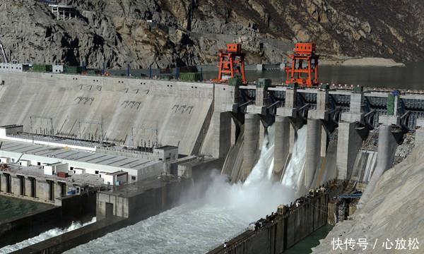 现在雅鲁藏布江上有大坝吗？