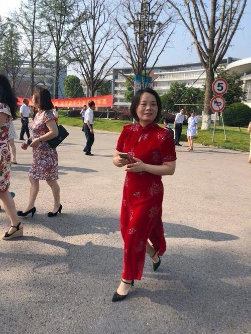 旗袍装:那些穿旗袍的妈妈们,美得优雅又高级,是街头靓丽的一道风景线!
