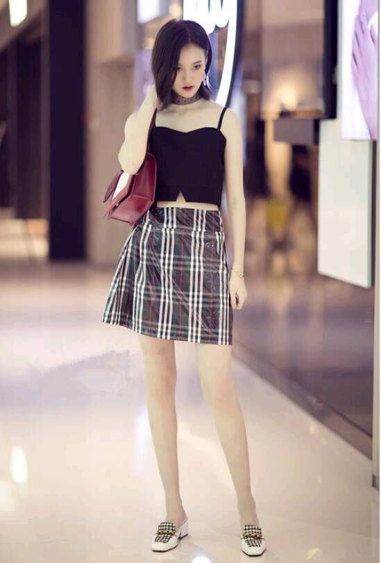 街拍，黑色吊带搭配休闲短裙，尽显小女人味道，气质迷人