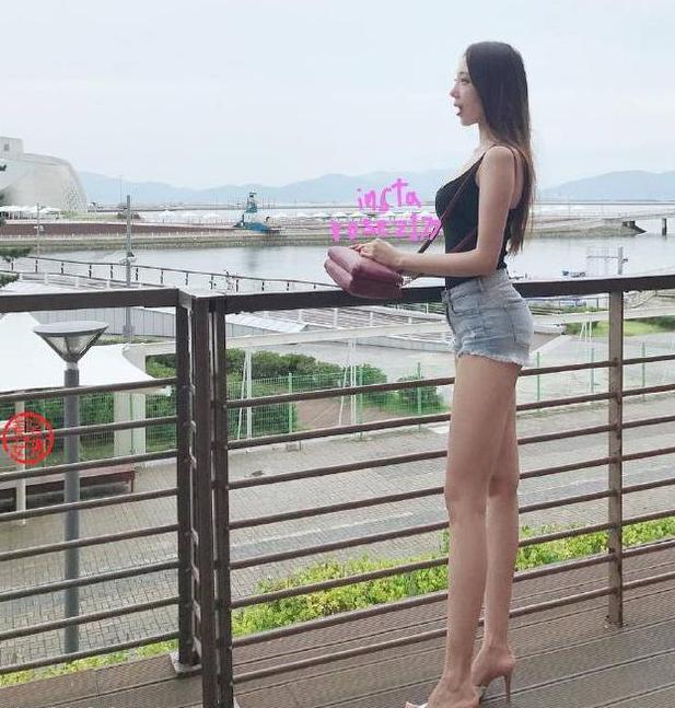 户外的大长腿小姐姐，极品小包臀轻松GET好身段