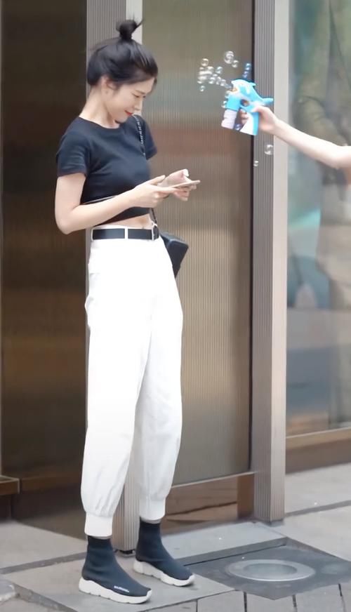  『闺蜜』美女穿搭很霸气，保护可爱闺蜜不被渣男搭讪，但她哪能护一辈子！