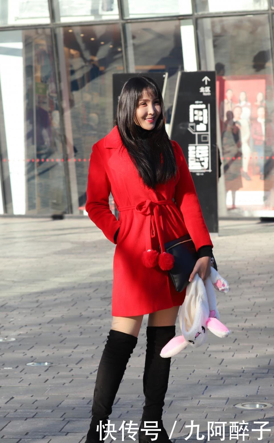  「柔美」个性时尚的美女街拍：柔美娇俏的美女，穿出女人知性美