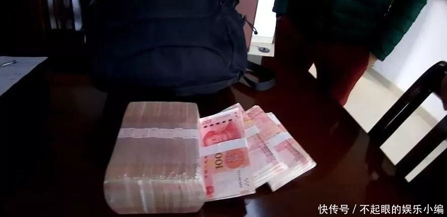  『行李』小伙坐动车回家，打开行李竟多出了15万元现金！