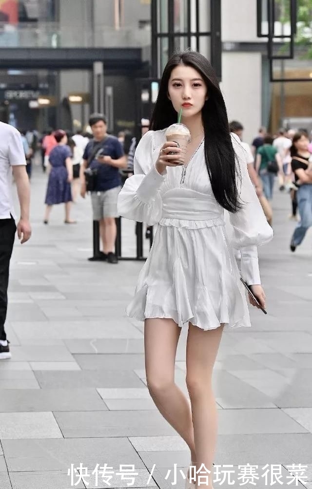  气质：一双半套的丝袜结合一双气质的皮质高跟鞋，显得特别的有魅力