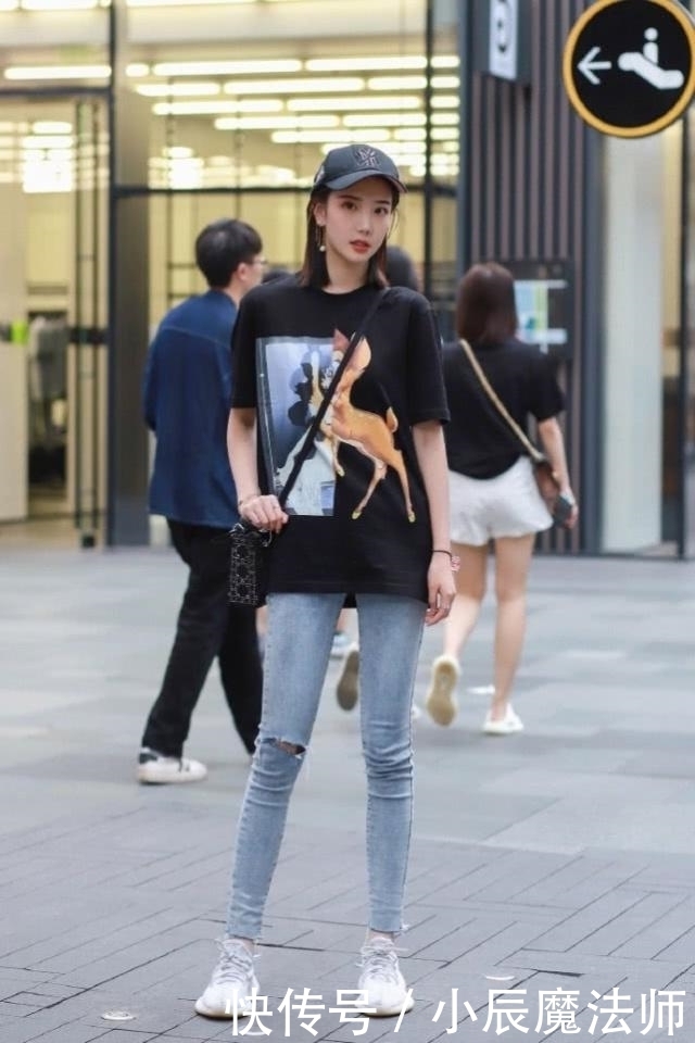 不失|路人街拍,美女穿雪纺长裙简约又不失时尚,尽显自然美感