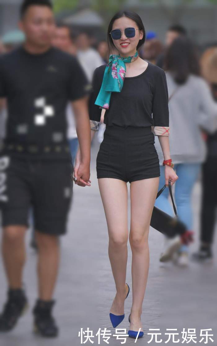 素人街拍：这亮眼的围巾，抢镜头没谁了 网友：看样子是空姐