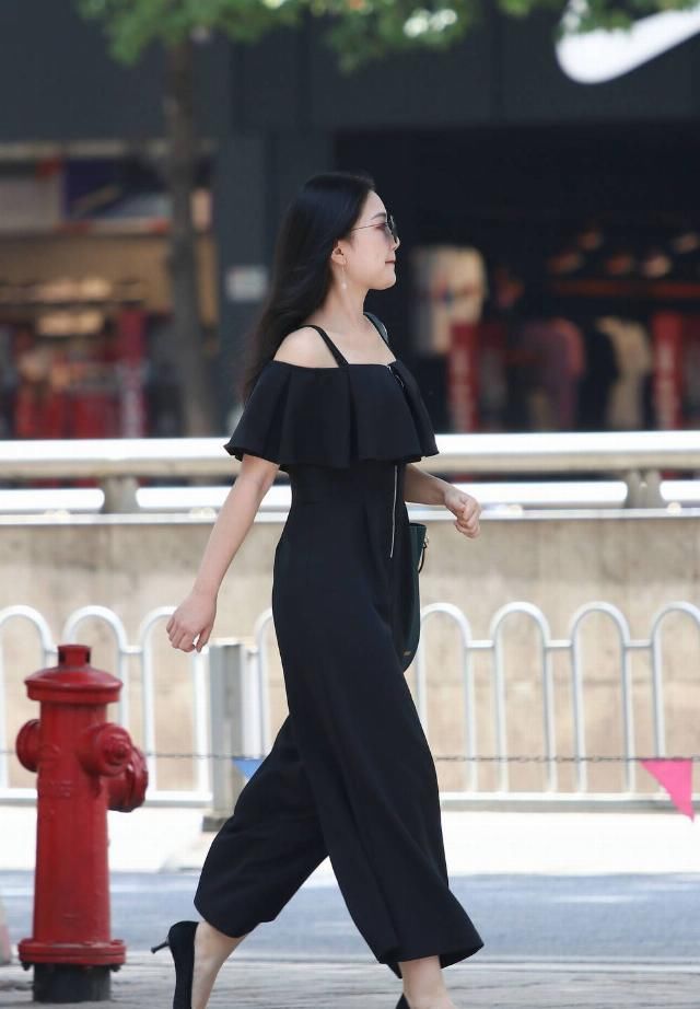  「气质」时尚的姑娘不怕麻烦，穿上优雅的连体裤，凸显洒脱干练的气质