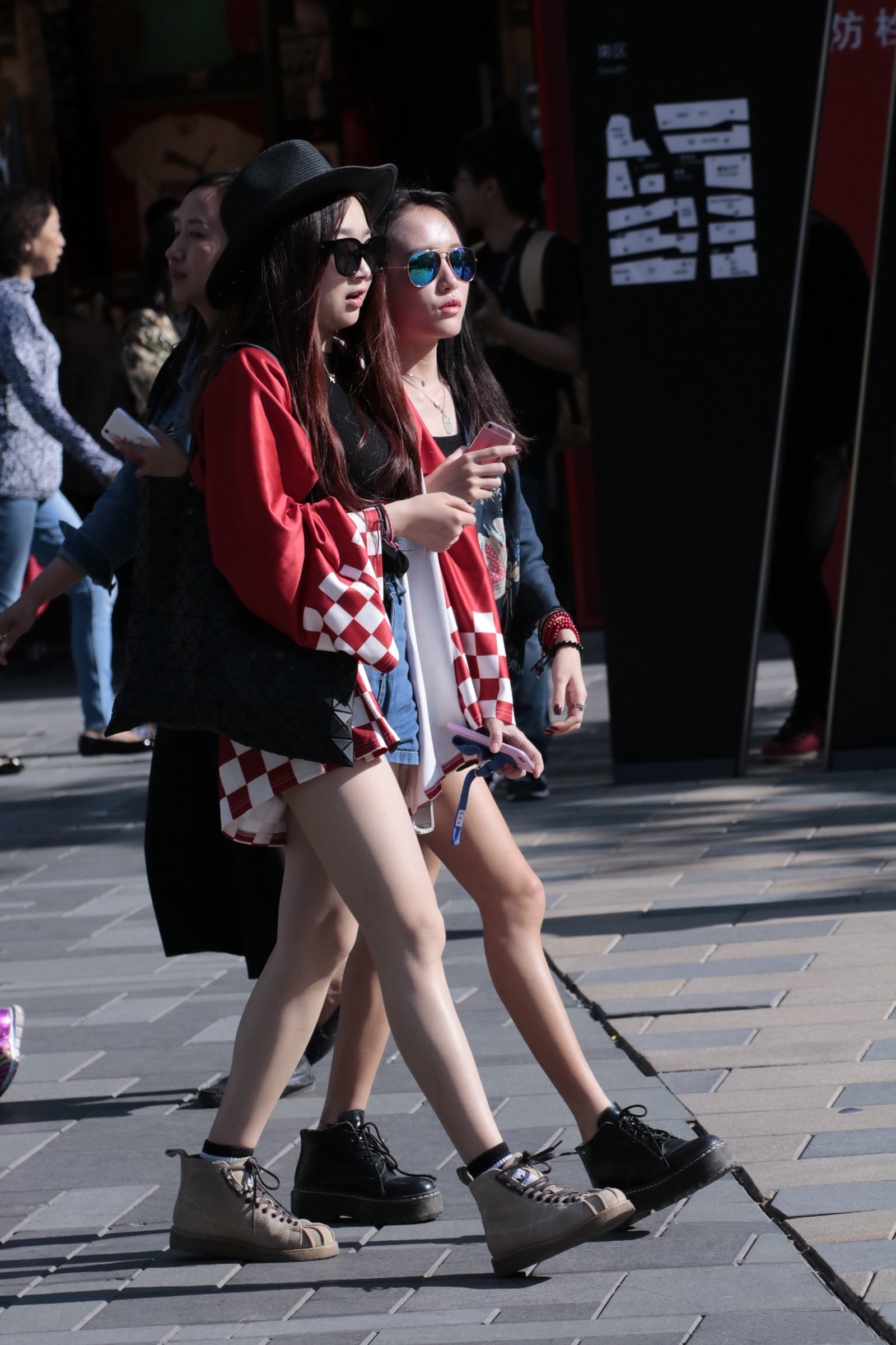 街拍:时尚两姐妹逛街狂秀美腿,夏天的味道越来越浓了