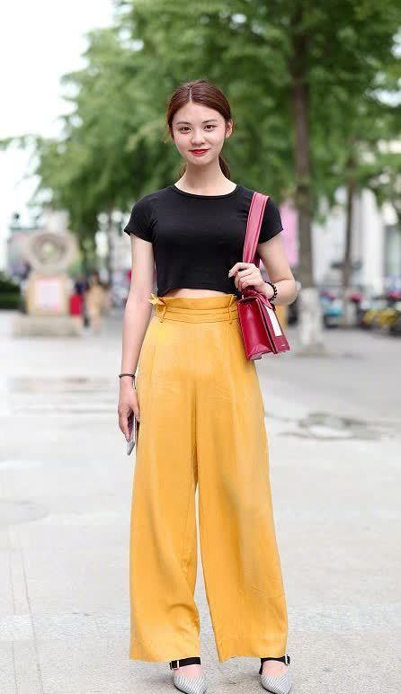 【乖巧】街拍:小美女笑容甜美可爱,乖巧伶俐,非常的有魅力