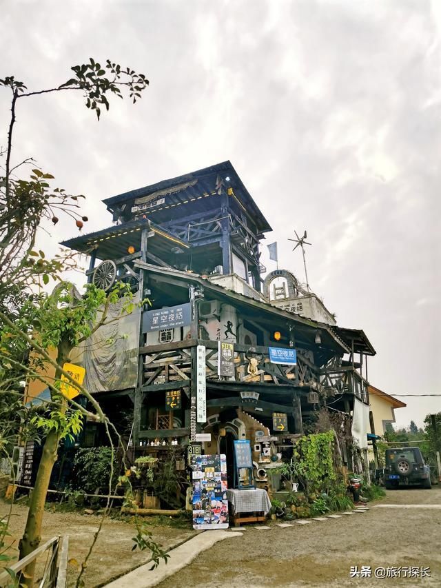 铁山坪上的美国乡村民宿，有人却觉得像是废墟，你看像啥