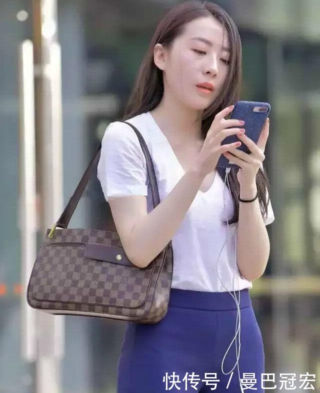  「美女」腿型修长的打底裤美女，笔直的站着，线条美简直了！