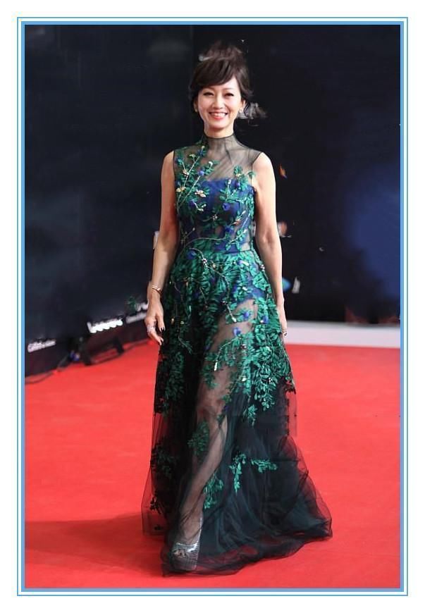 本以为赵雅芝的薄纱裙够透的了，可看到刘晓庆才知道什么叫疯狂！