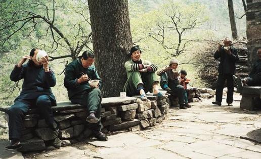  #农村#农村80年代老照片：人与人贫富差距几乎为零，大家钱不多