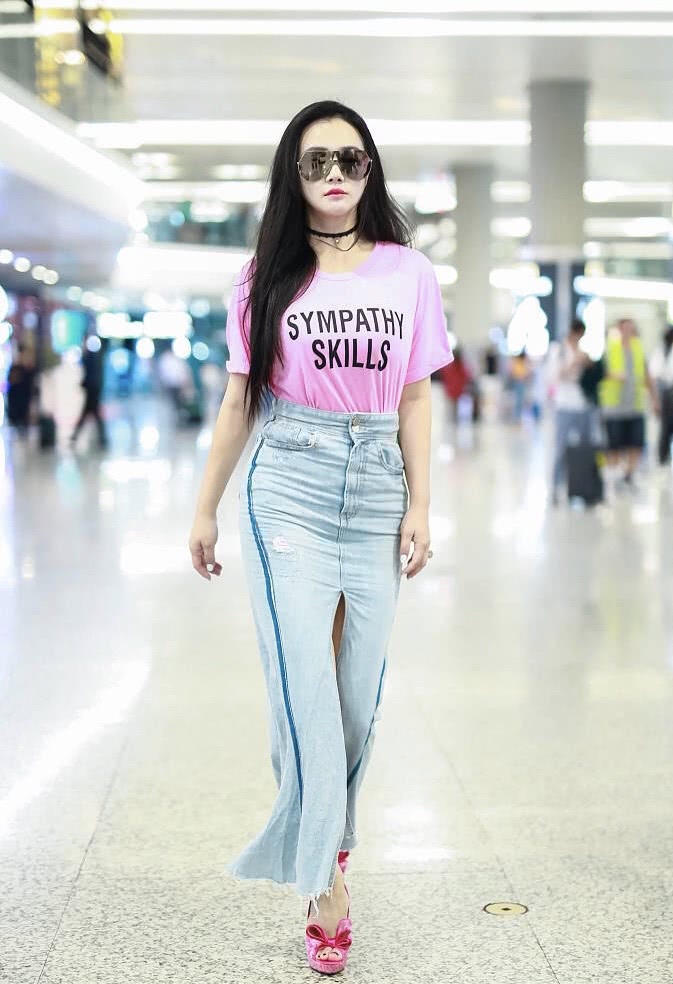 冉莹颖将牛仔包臀裙撕开了穿，网友：真羡慕拳王