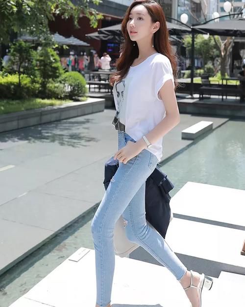 穿搭：打造紧致的美感，完美修饰出女性曲线美！，时尚穿搭紧身牛仔裤
