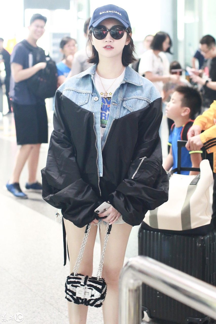 景甜现身机场，超短裤搭配褂子，皮肤白皙可见，还不错