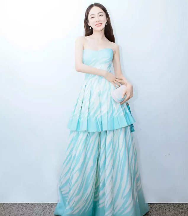 霍思燕这裙子改小了多少?为了美什么都敢穿，鞋跟细得堪比筷子!