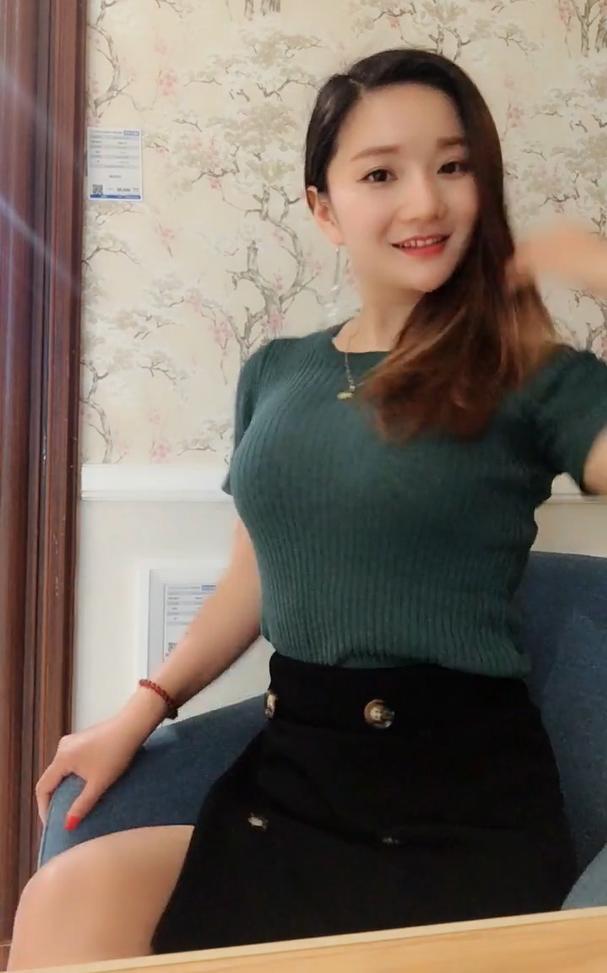 一种温婉气息的小姐姐，清纯可爱美丽动人