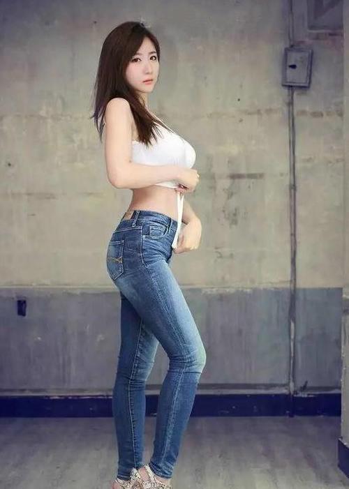 紧身牛仔裤小姐姐凹凸有致的身材，迷人的微笑，尽显清纯魅力！