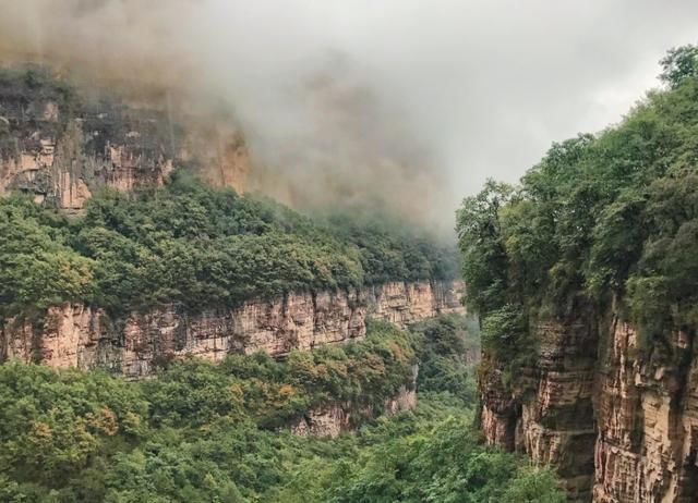 太行山一座“惊险”楼梯，高达88米，耸立在万丈悬崖旁