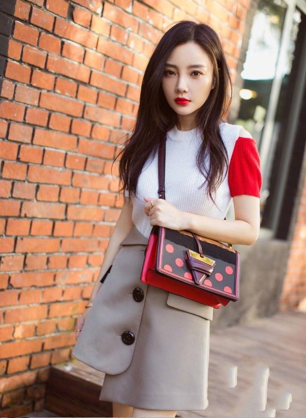 李小璐晒出最新时尚街拍，美出新高度，网友:鞋穿的真个性!