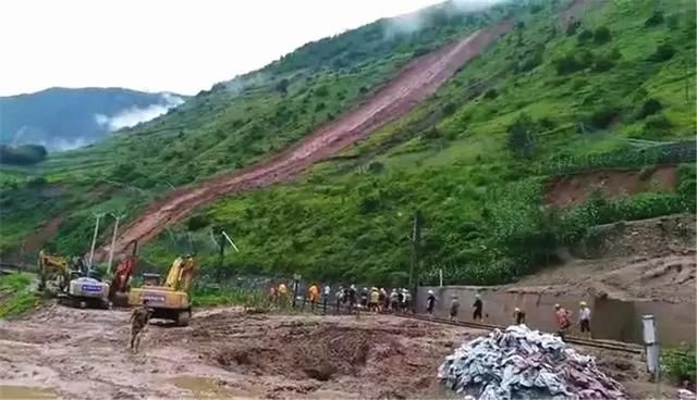  「转运」成昆铁路因水害中断！铁路特种车辆紧急转运村民