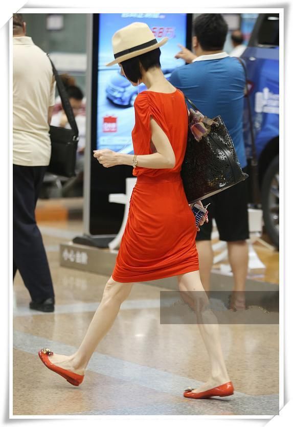 看了冉莹颖的紧身裙，再看看鲁豫，网友：吓得我瞬间不敢减肥了！