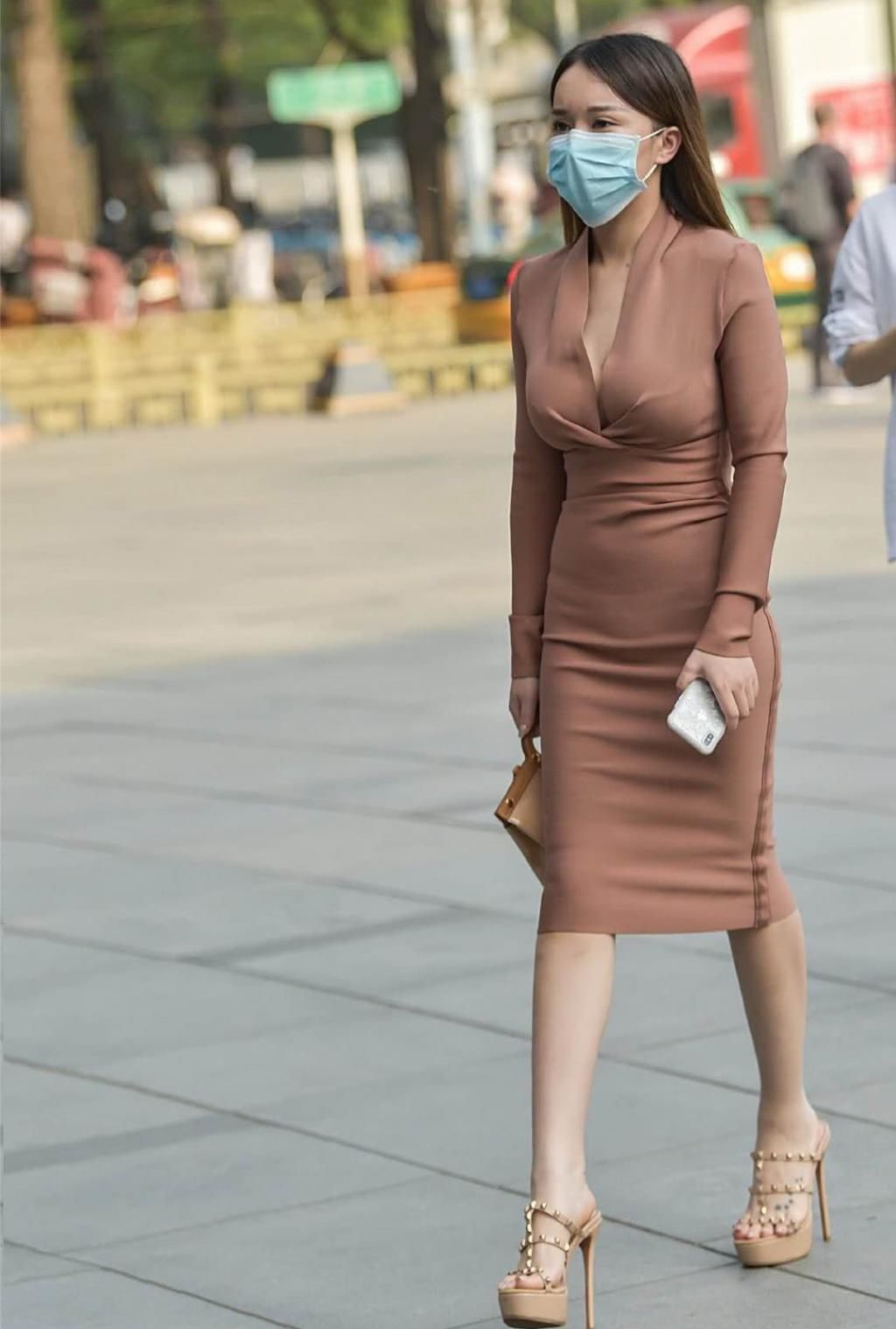  「女性」大龄女性的连衣裙穿搭，新颖的裁剪配上咖啡色，助你穿出成熟气质