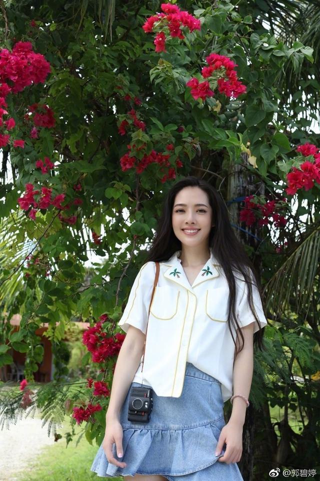 郭碧婷出席活动，礼服上半身开好大，网友：以前的清纯气质全没了