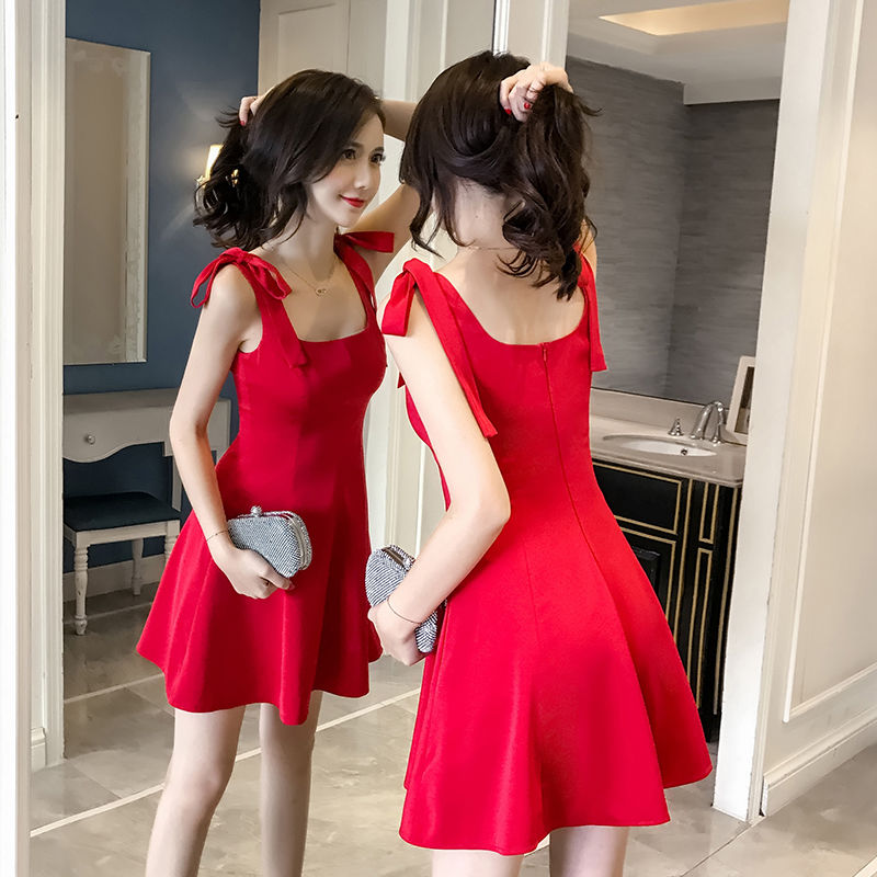 现在女人穿的裙子越来越迷人,凸显迷人身材,男人见了挪不开眼