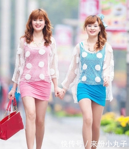 『 轻松』两位时尚的小姐姐，简单的穿搭秀出白皙长腿，轻松吸睛，街拍