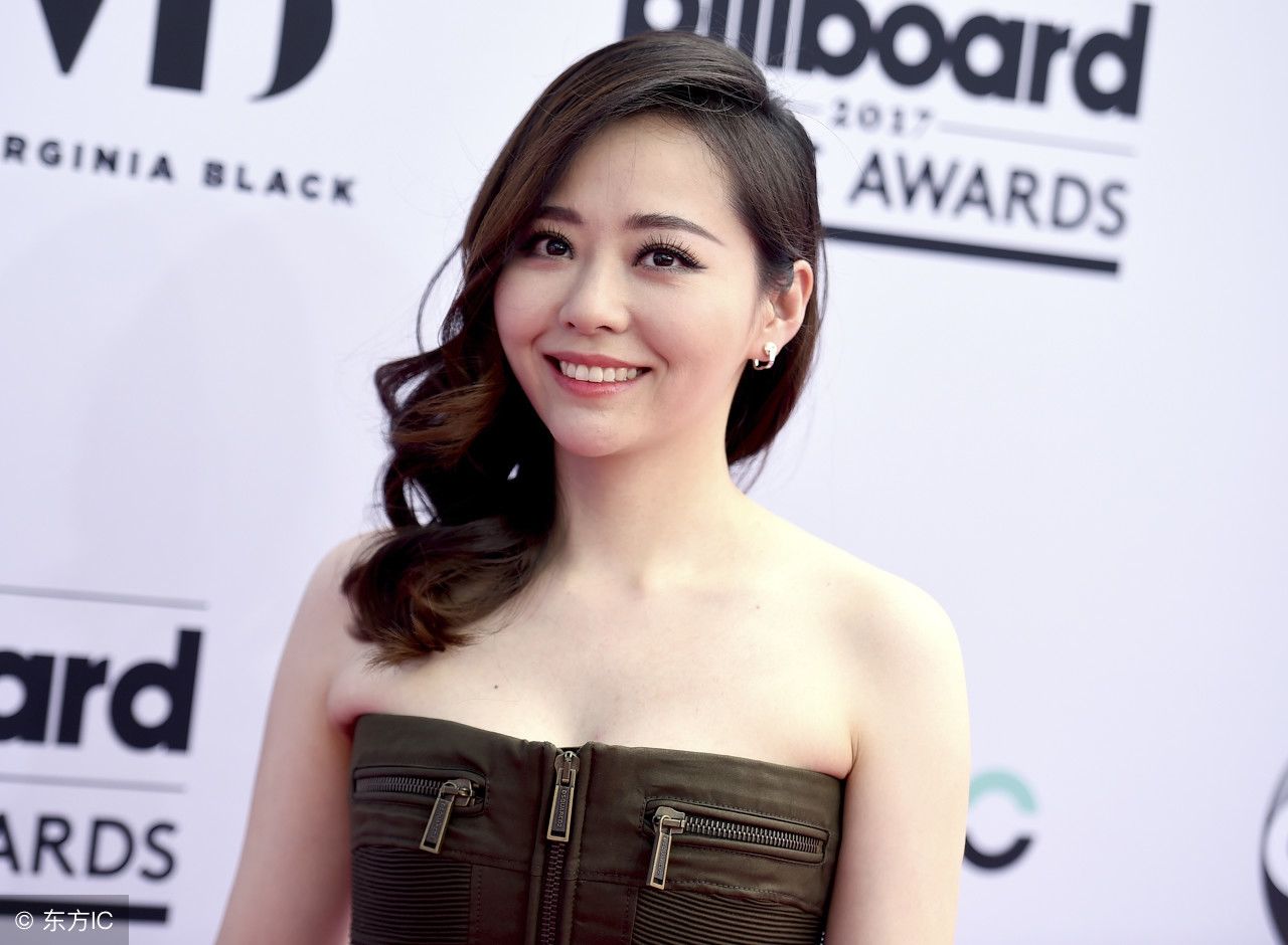 张靓颖一袭军绿色礼裙脚踩高跟鞋，胸前大两条拉链抢镜了