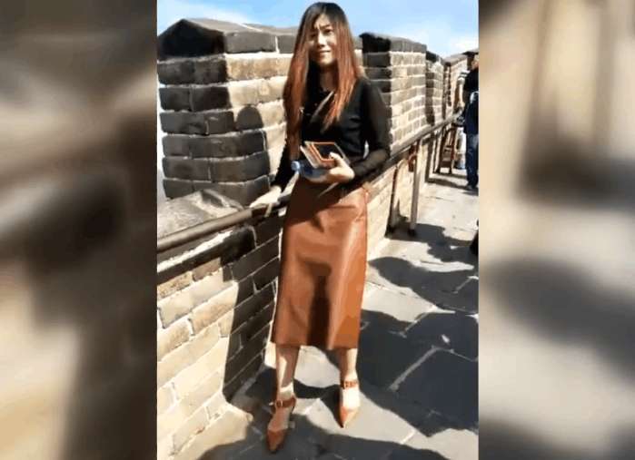 女子穿高跟鞋爬长城, 走路三步一停, 网友: 我敬你是条女汉子