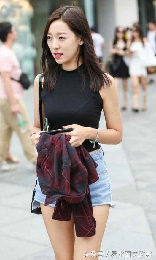 街拍路人:一条路，反反复复走了许多年，依旧走不到尽头