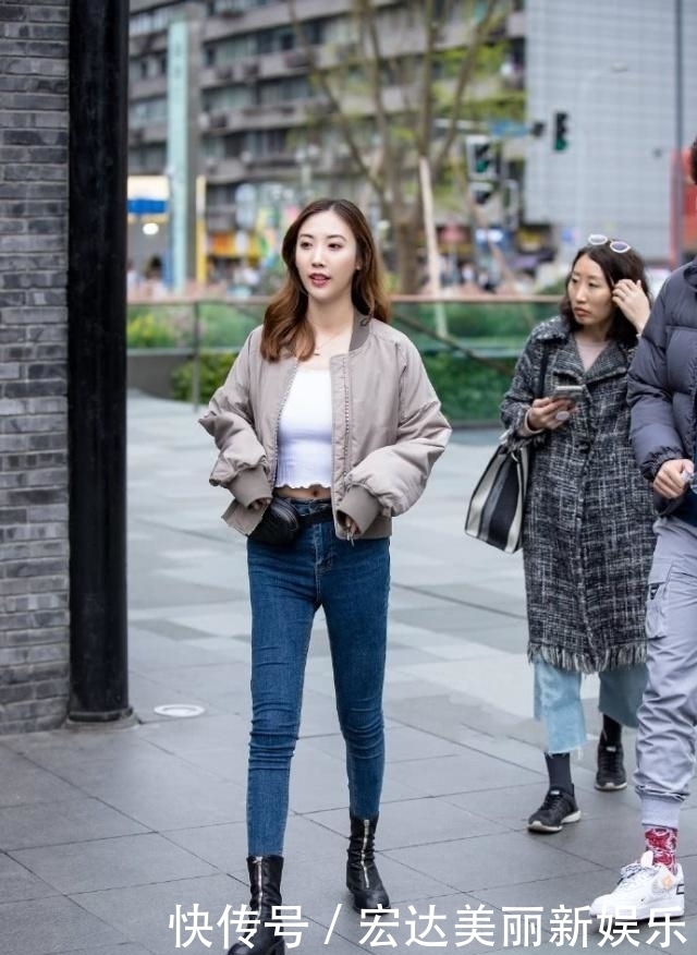 #小脚#街拍:身材纤细的小美女,身穿吊带上衣配小脚裤,非常的有魅力哦