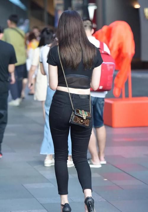  『迷人』姑娘又白又美，露脐黑衣配牛仔裤凸显好身材，浑身散发着迷人魅力