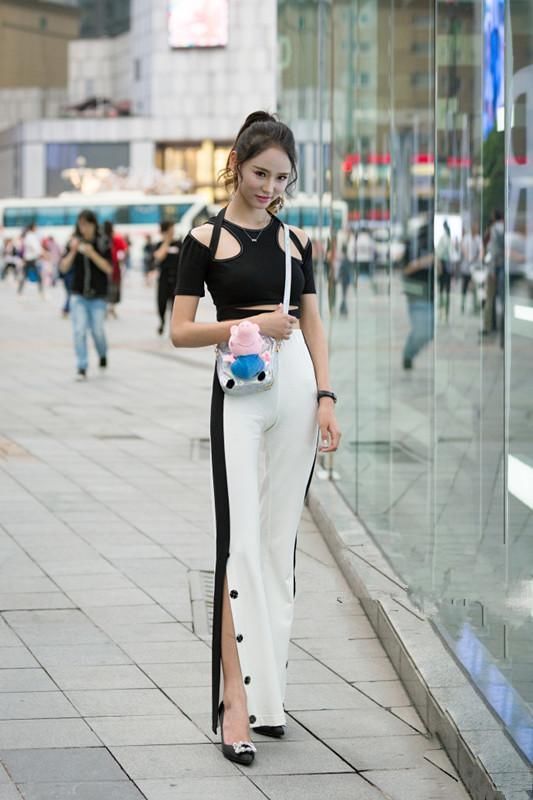 粉红私房街拍 东莞美女今年夏季很流行吊带连衣裙 这么穿很美