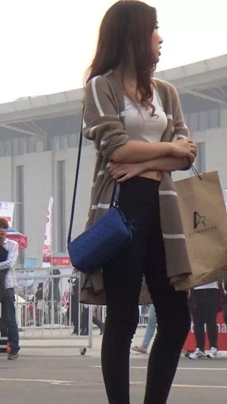街拍丨捕捉到一只穿紧身裤的睫毛精，很撩!