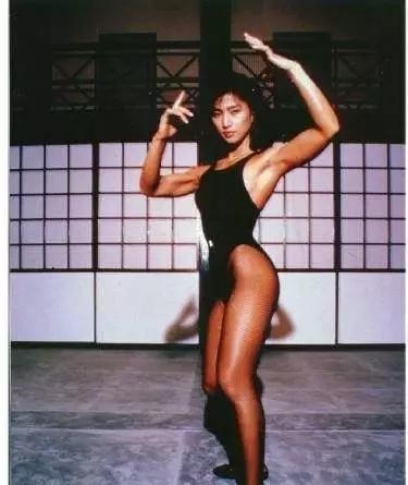 [记得]记得《赌神》中的骰子女神吗？现实中的身材也太迷人了！