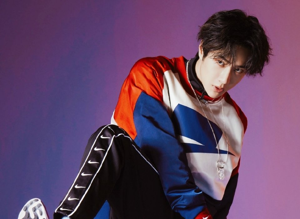 [胡子]王一博玩玩偶方式奇怪，粉红豹手脚移位尾巴放前，胡子打上蝴蝶结