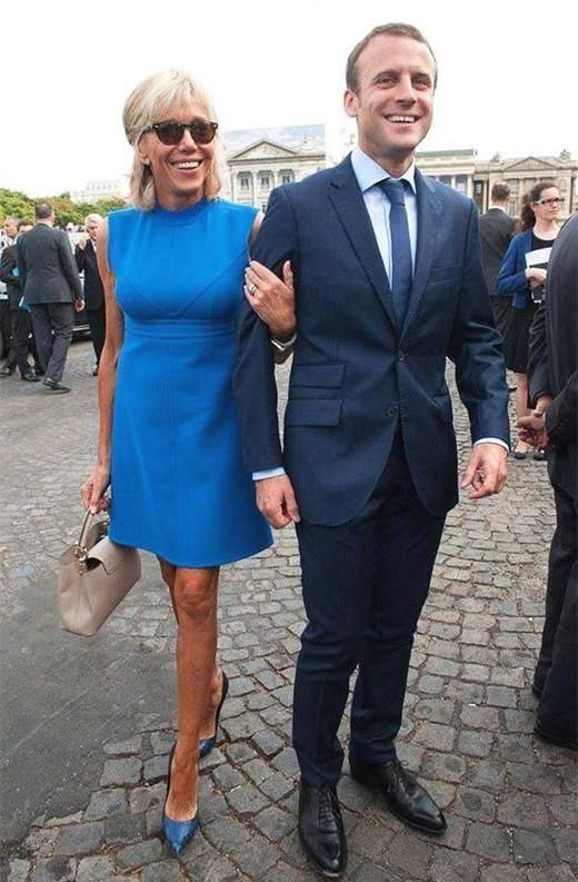 法国第一夫人穿连衣裙，尽显韵味让人心动，图四马克龙笑容止不住