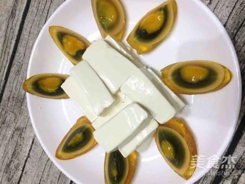 散花@切皮蛋时,不要直接下刀切!大厨都这样做,不粘连,不散花!