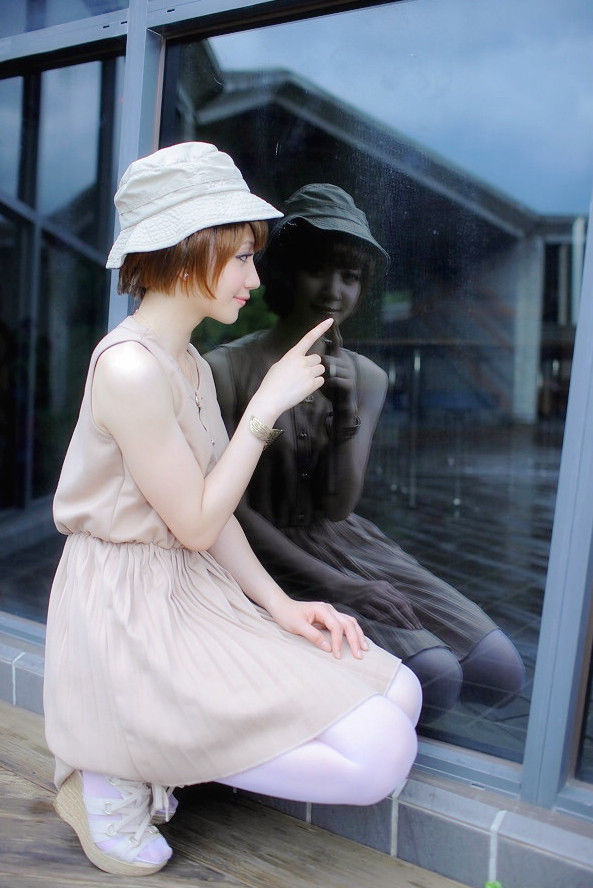 阳光下一个清新美丽可爱的短发小姐姐