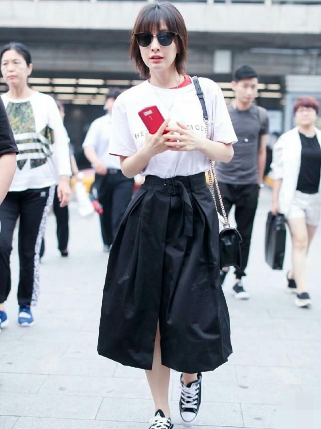 同穿学生裙的柳岩李菲儿差距大，可都不要和林志玲比吧！