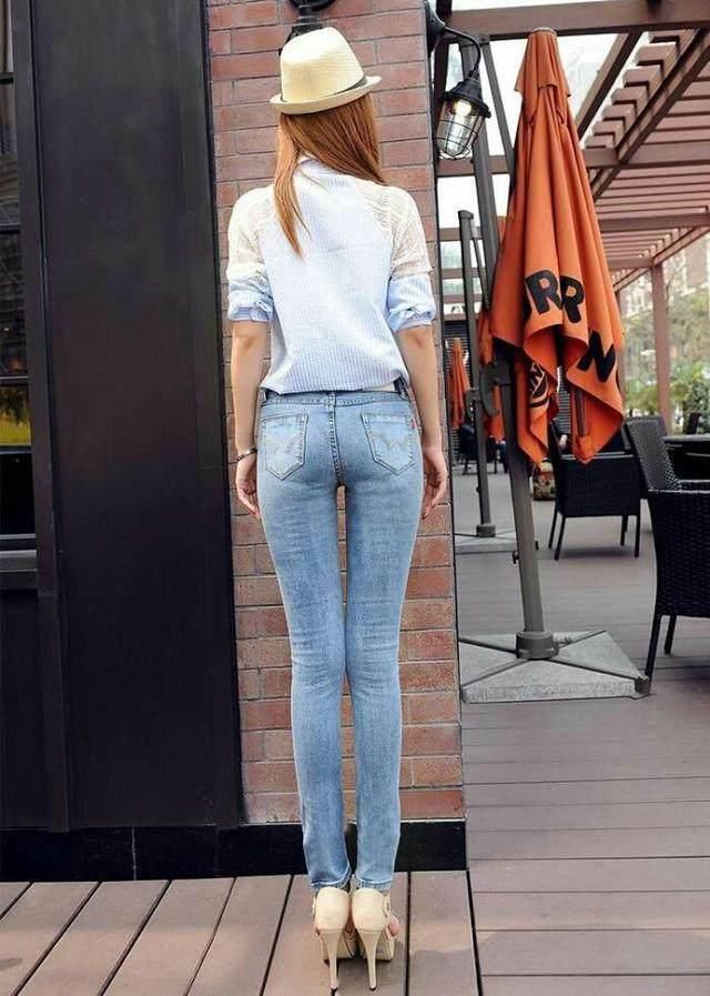 微胖型的美女，搭配紧身牛仔裤，身材饱满有型，看上去很迷人