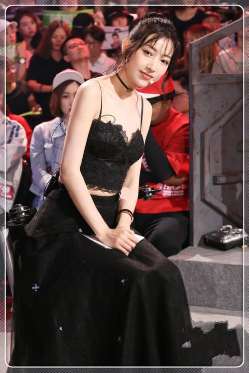 温雅这就有点尴尬了!蕾丝吊带坐出小肚腩,网友:瑜伽白练了!