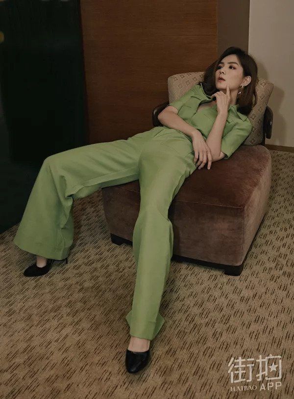 种草| 王菲又把工装连体裤穿火了，早秋抢占C位就靠它啦!