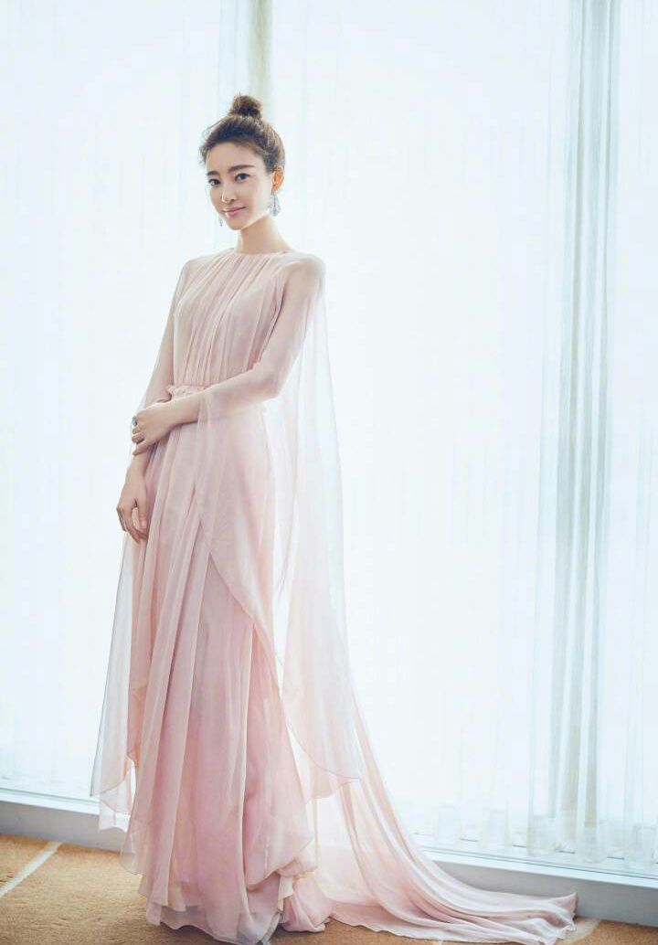 同穿粉色裙，赵丽颖迪丽热巴甜如初恋，而欧阳娜娜却显老气