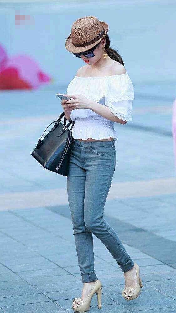 谁说牛仔裤就是那么的刻板,穿了它让你张扬出你的小个性