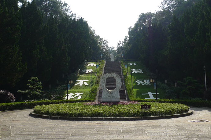 杨开慧墓，29岁为国捐躯，墓前两子墓左右相伴，英雄事迹令人落泪